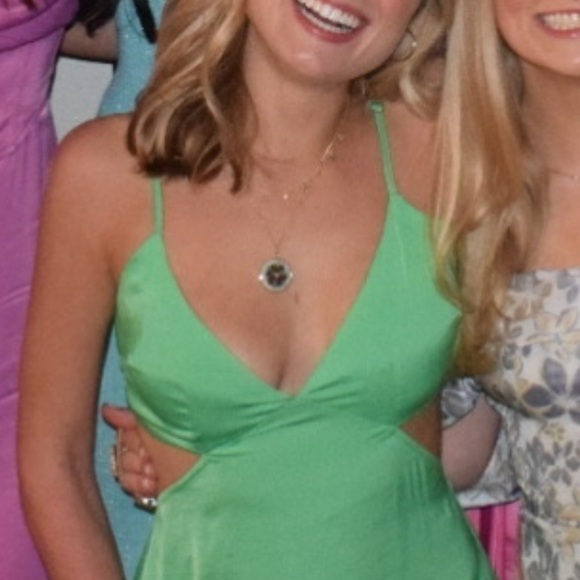 Green backless Dress - Picture 2 of 3